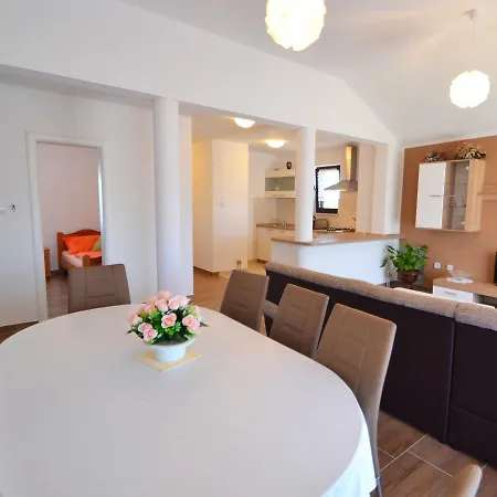 Javor Apartment *